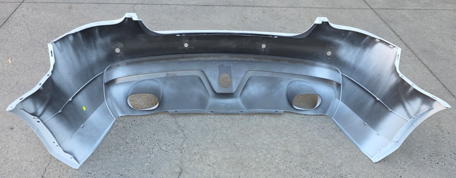 HSV VE E1 GTS CLUBSPORT R8 SENATOR W427 REAR BUMPER BAR FASCIA GENUINE 92196515
