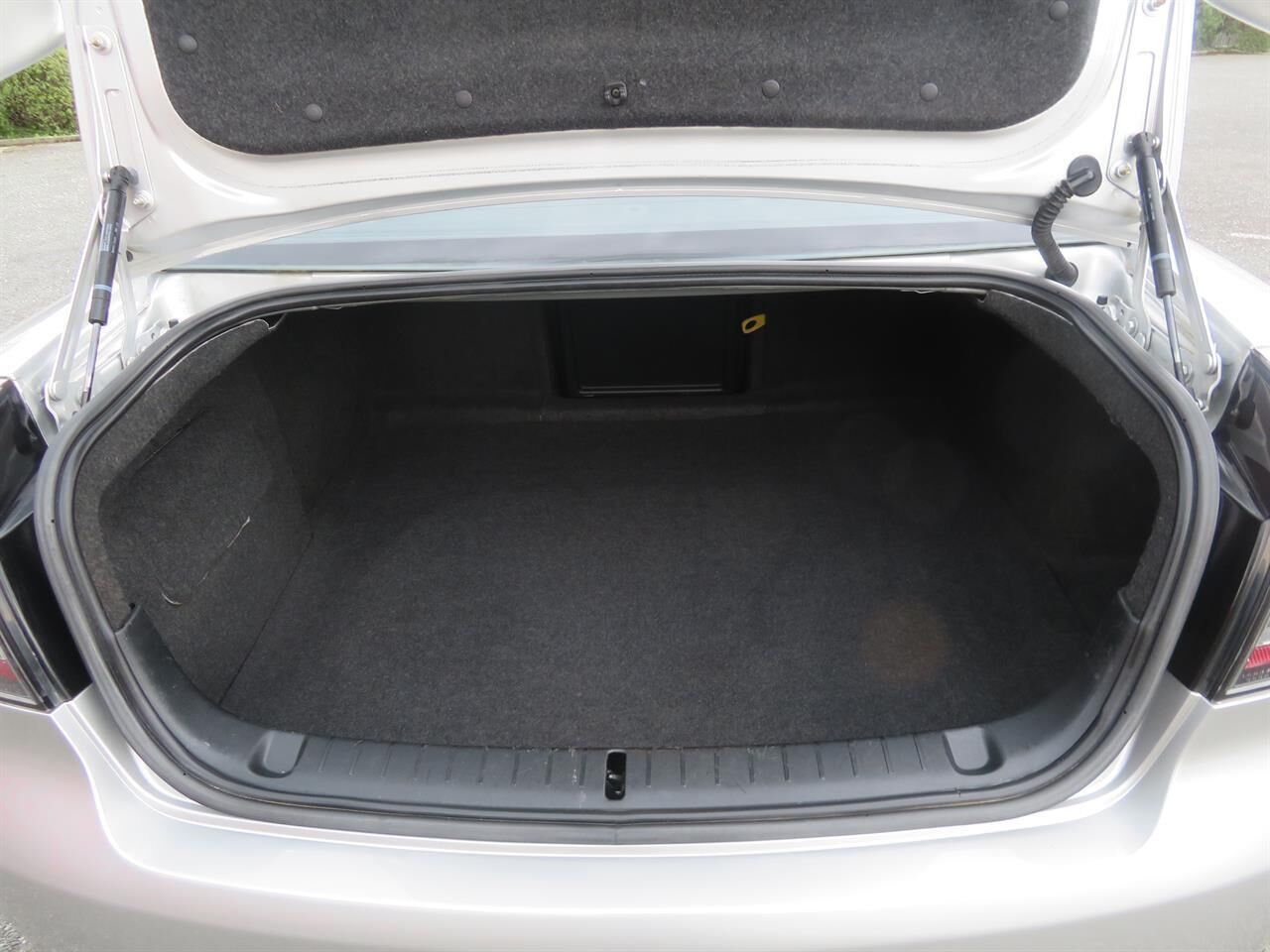 HOLDEN VE COMMODORE SEDAN REAR BOOT BEAVER INNER PANEL TRIM # 92251455