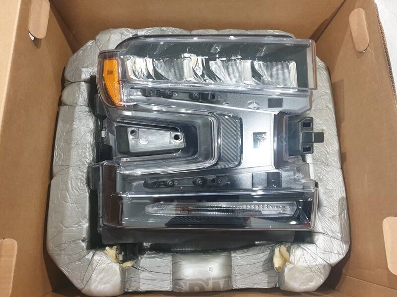 CHEV SILVERADO 1500 LTZ RIGHT HAND FRONT HEADLIGHT 2020 - 2022